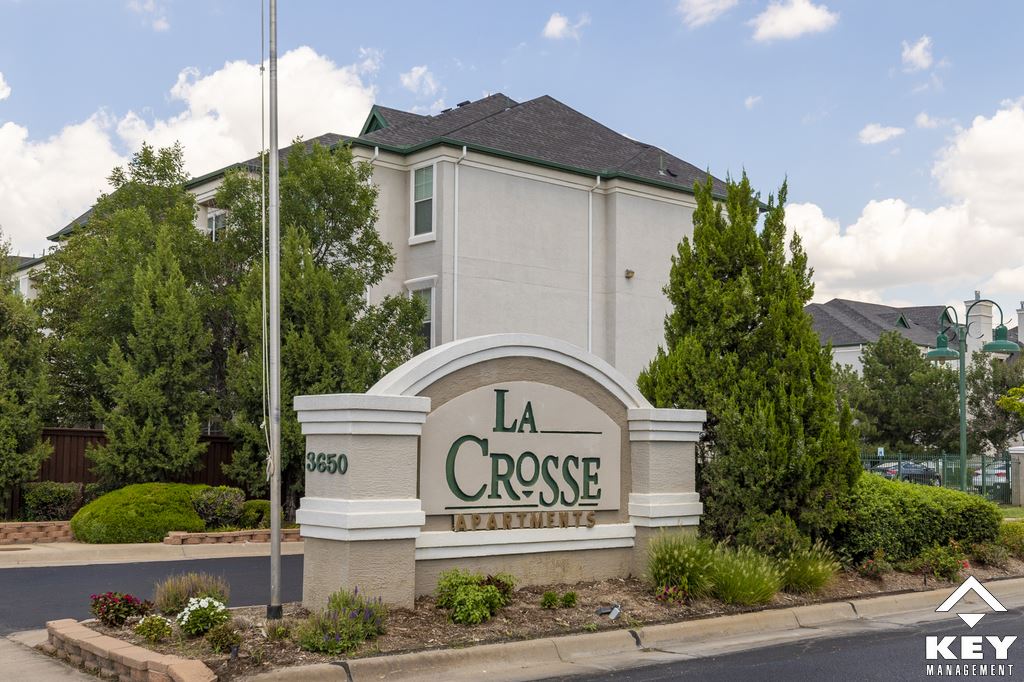 LaCrosse Apartments, monument sign