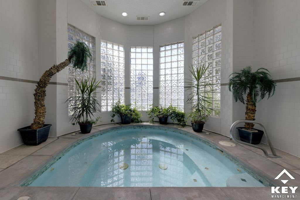 LaCrosse Apartments, whirlpool tub