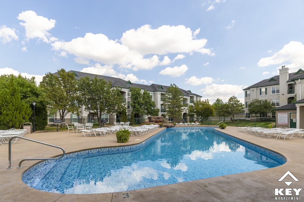 LaCrosse Apartments, lagoon pool